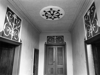 847889 Interieur van het leegstaande Huis Hazenburg (Binnenweg 60) te Maarssen: de entreehal.N.B. In 1970 is het ...